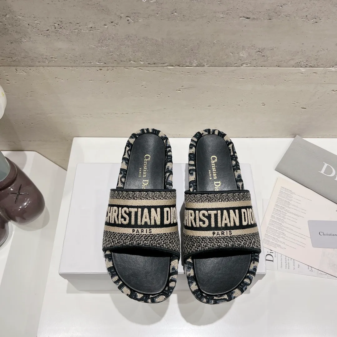 👟👟Ex-factory price 400👟👟 Women's shoes, women's clothing DIOR Dior early spring new letter rust thick-soled slippers▪️ ✅What we sell is sheepskin foot pads~ ✅Reject the low-priced version in the market❌ ✅High-end quality, welcome to inspect and compare with three 👏 ✅Beautiful wedge-heeled thick-soled slippers, which make the feet slimmer and longer than the flat bottoms ✅The benefits for petite girls are here❤️ ✅It is also a must-have for daily travel and home. You can wear it however you like regardless of the occasion. The color is super beautiful! No need to worry about any dress code ✅The outsole is designed with a non-slip and wear-resistant backing, so you don’t have to worry about rain on rainy days 👉Size: 34-40 yards (custom-made sizes 34, 40 and 41 are non-refundable)